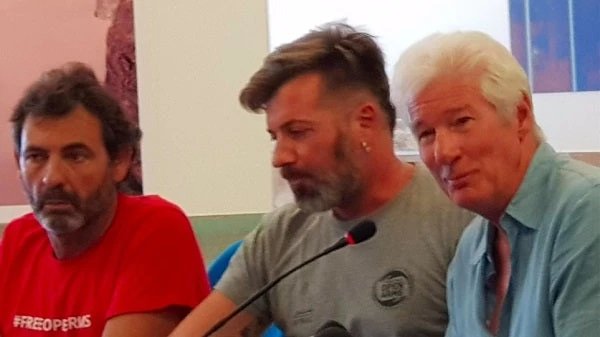Ριτσαρντ Γκιρ: Δεν με ενδιαφέρει ο Σαλβίνι αλλά οι μετανάστες (βίντεο)